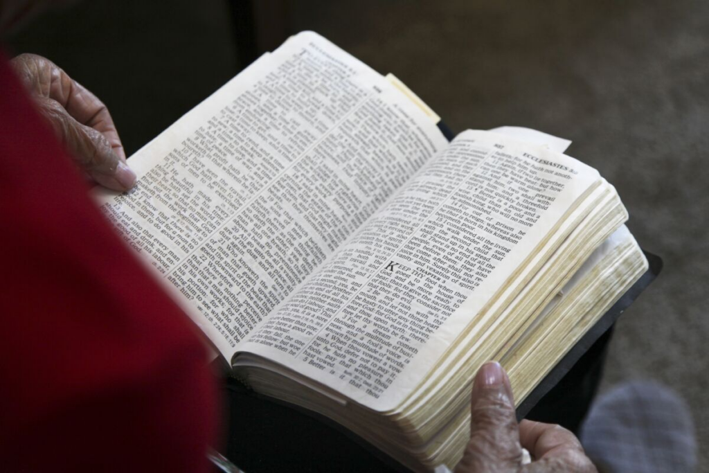 La Bible (et en particulier celle du Roi Jacques), et l'un des meilleurs livres pour coder des messages…
